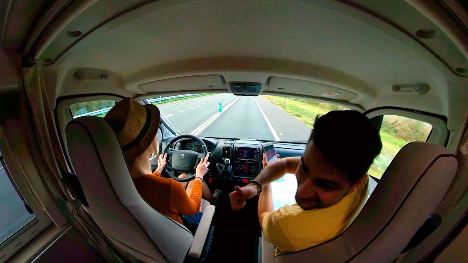 Imagen 360º del interior de una furgoneta camper